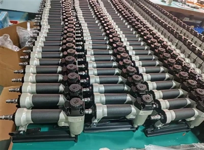 터키 고객에게 3000개 Air Atapler 8016 및 200개 Coil NailerS CN55 배송